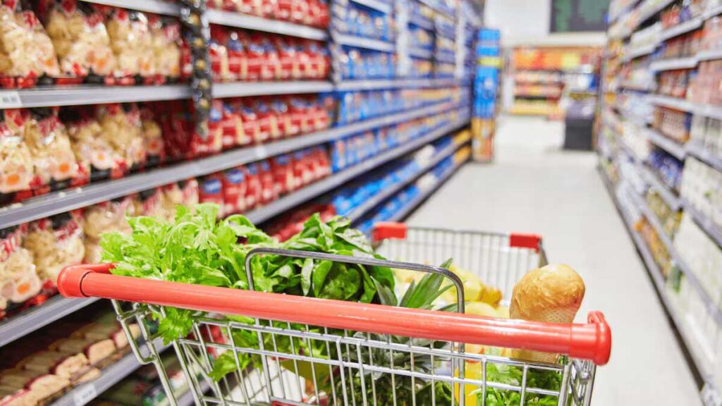 ¿Objeto extraño en la comida o intoxicación? Cómo reclamar una indemnización al supermercado