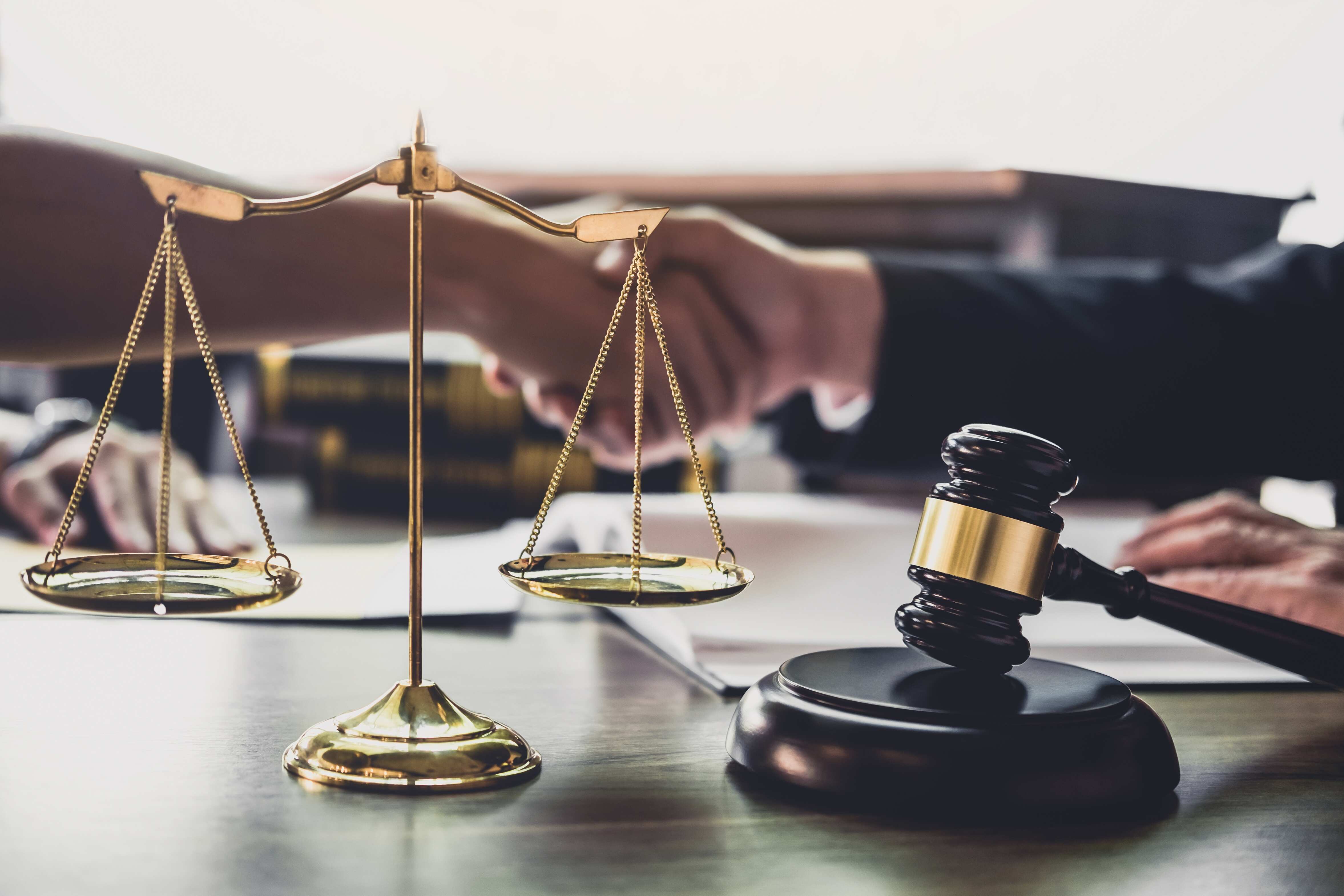 Equipo legal resolviendo consultas jurídicas